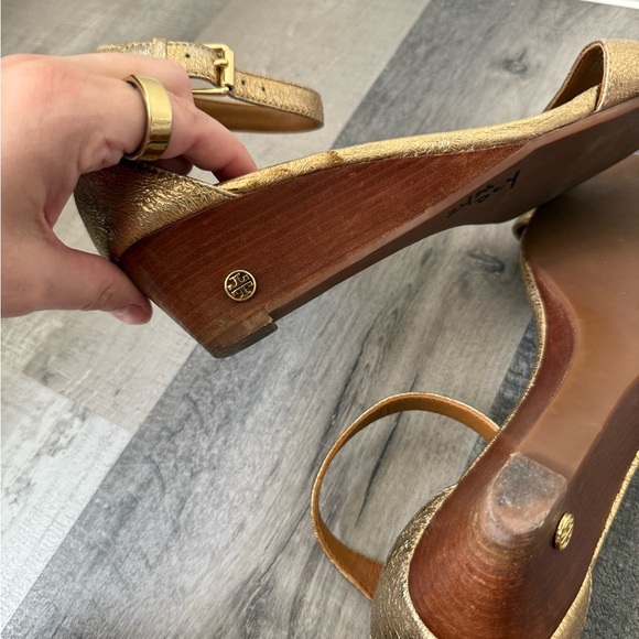 Tory Burch Savannah Wedge Gold Sandal Size 9.5 - Picture 4 of 11